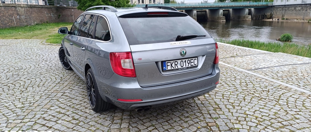 Skoda Superb cena 29999 przebieg: 299000, rok produkcji 2010 z Gubin małe 352